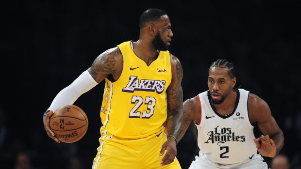 Kawhi Leonard z Los Angeles Clippers brání hvězdu Lakers LeBrona Jamese