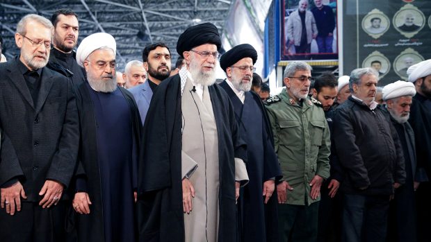 Íránský nejvyšší duchovní ajatolláh Alí Chameneí se modlí nad rakví velitele íránských jednotek Kuds Kásema Solejmáního.