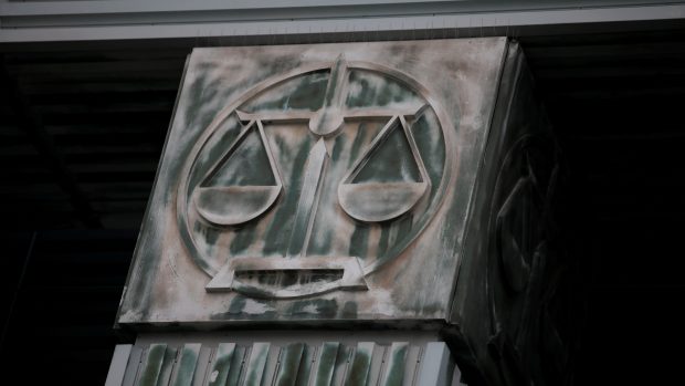 Symbol spravedlnosti na sloupu v budově nejvyššího soudu ve Varšavě