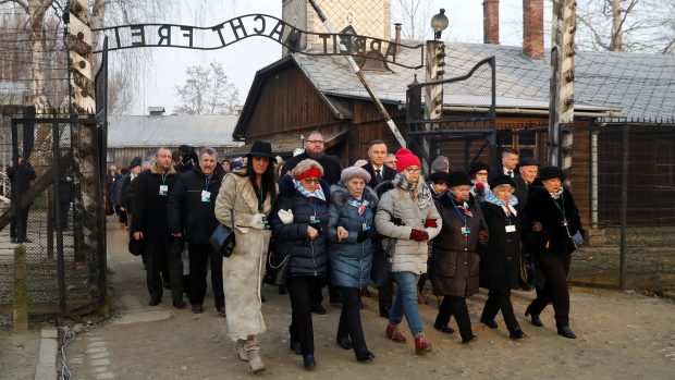 S bývalými vězni přišel do tábora i polský prezident Andrzej Duda