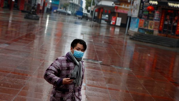 Muž s maskou ve vylidněném nákupním středisku v provincii Jiangxi v Číně
