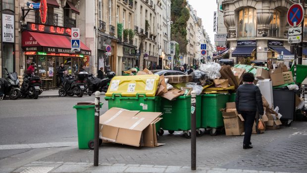 Hromadící se odpadky v ulicích Paříže. Fotografie ze 3. února 2020