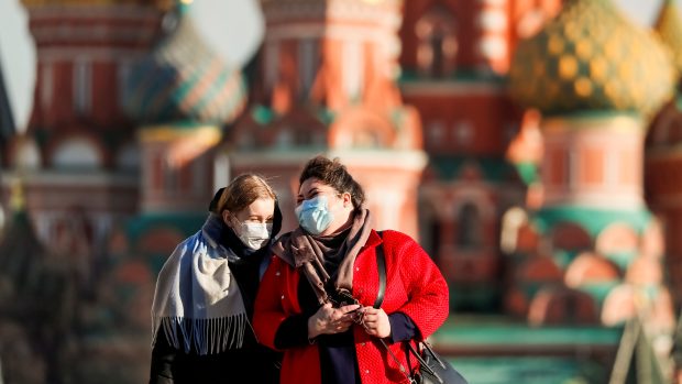 Moskevský starosta Sergej Sobjanin v neděli oznámil, že rozšiřuje domácí izolaci ze seniorů starších 65 let na všechny obyvatele metropole.
