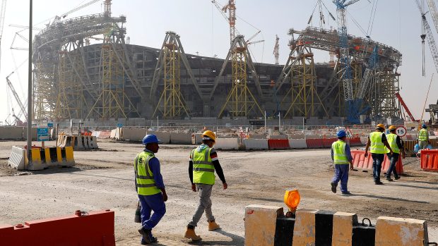 Dělníci v Dauhá staví stadiony pro fotbalové mistrovství světa v roce 2020.