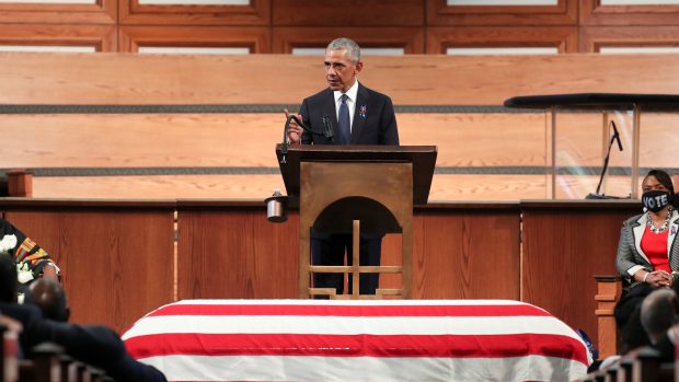 Bývalý americký prezident Barack Obama při projevu na pohřbu senátora Johna Lewise.