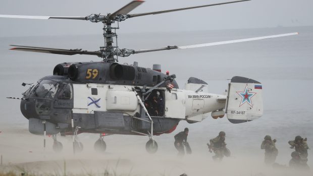 Ruský vrtulník během vojenského cvičení v Kaliningradu