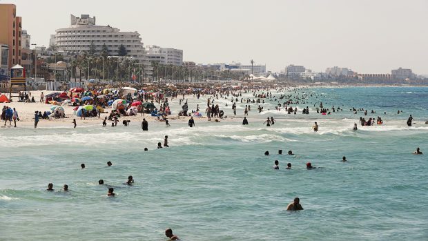 Lidé na pláži v tuniské Súse (foto z 2- července 2019)