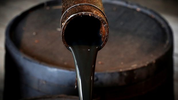 Ceny ropy kvůli obavám o poptávku prudce klesají
