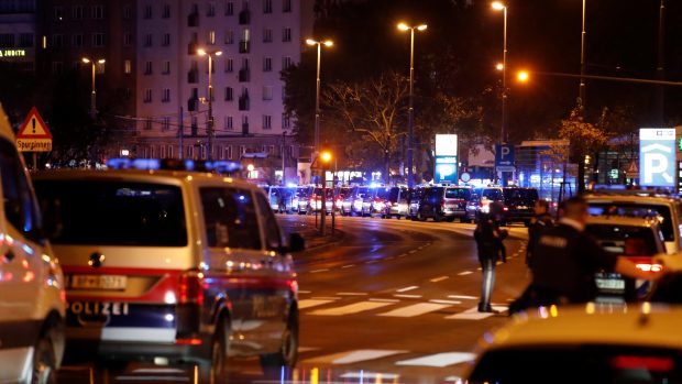 Útočník ve Vídni zavraždil čtyři lidi a dalších 23 zranil