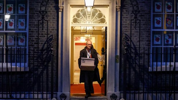 Kamery a fotoaparáty médií zachytily v pátek Cummingse při odchodu z premiérova sídla v ulici Downing Street