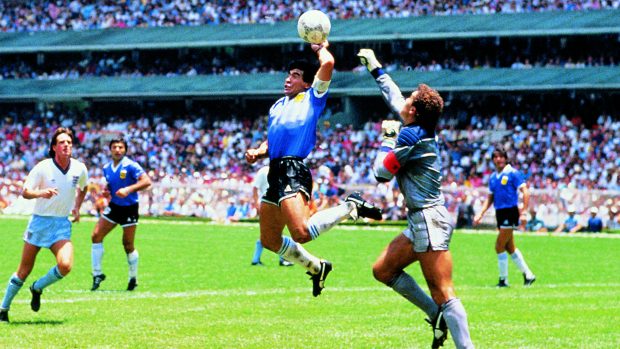 Slavný a kontroverzní gól Diega Maradony proti Anglii ve čtvrtfinále mistrovství světa 1986, nazývaný „boží ruka“