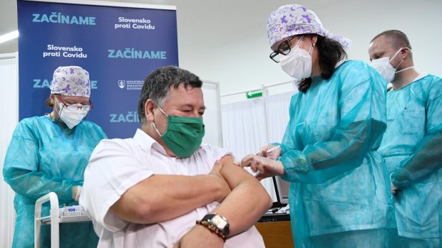 Slovensko začalo očkovat proti koronaviru. Vakcínu dostal jako první infektolog Krčméry