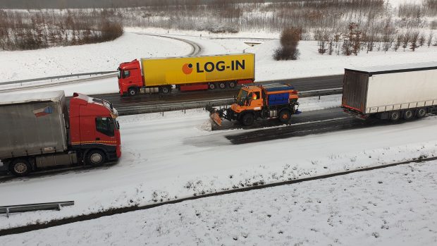 Na 82. kilometru dálnice D8 mezi Ústím nad Labem a Německem už uvízly kamiony.