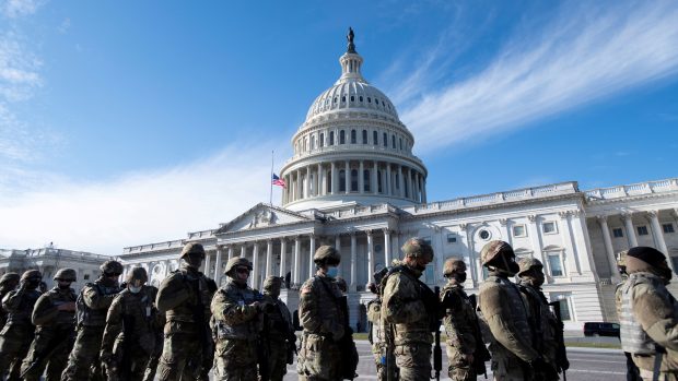 Během Bidenovi inaugurace má ve Washingtonu hlídkovat až bezprecedentních 25 tisíc členů národní gardy