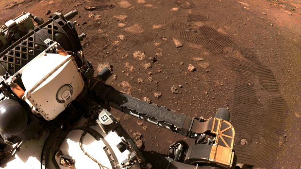 Robotický průzkumník Perseverance při jízdě po povrchu Marsu