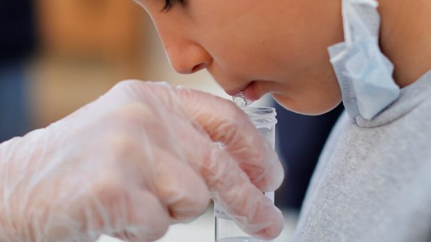 PCR test ze slin volí mnohdy rodiče pro své děti