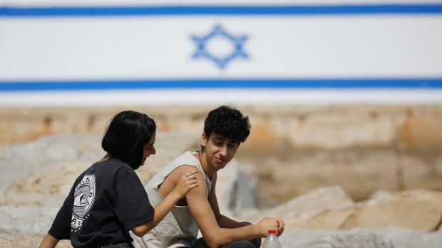 V Izraeli již neplatí povinnost nosit roušky ve vnějších prostorách.