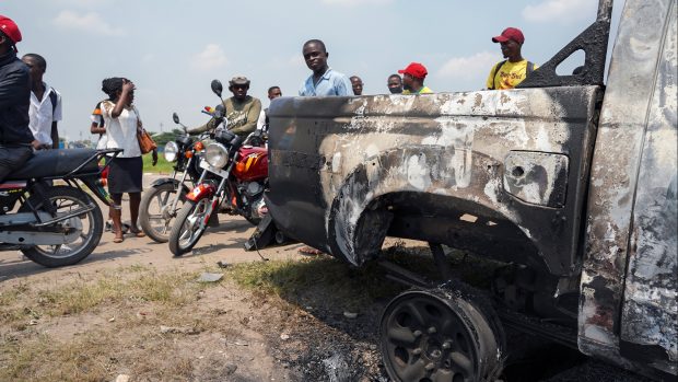 Auto poničené při útoku islamistů v Kongu. (ilustrační foto)