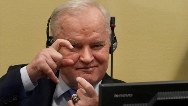 Ratko Mladić v soudní síni 8. 6. 2021. Na přítomné fotografy reagoval gestem imitujícím focení
