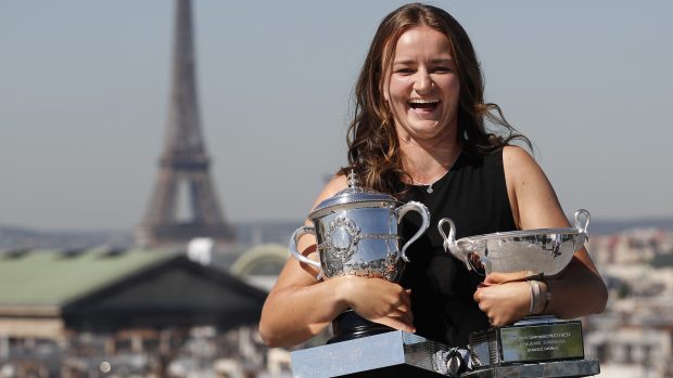 Barbora Krejčíková s oběma trofejemi z French Open