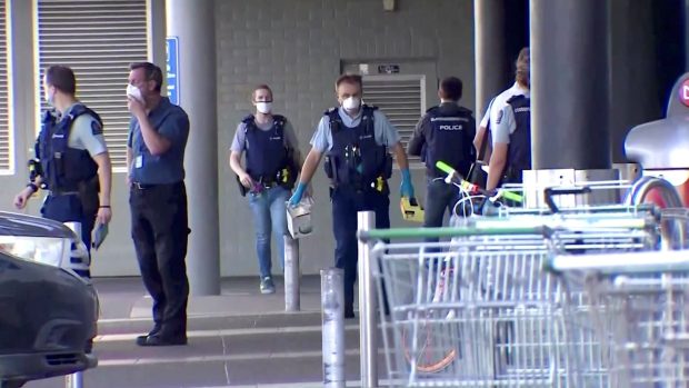 Útočník, který v pátek v supermarketu v jednom z obchodních center v Aucklandu na Novém Zélandu pobodal šest lidí, byl inspirovaný ideologií teroristické organizace Islámský stát