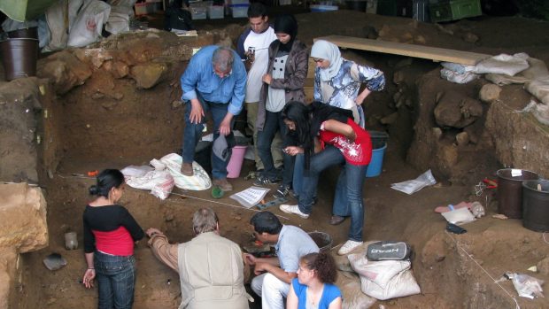 Vědci prozkoumávali jeskyni Contrebandiers v Maroku. Nalezli zde nástroje z kosti, které v minulosti sloužily k výrobě kůže.