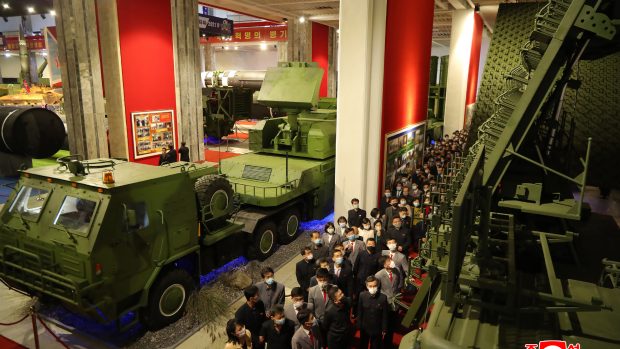Studenti si prohlíží severokorejské zbraně na výstavě v roce 2021 v Pchjongčangu
