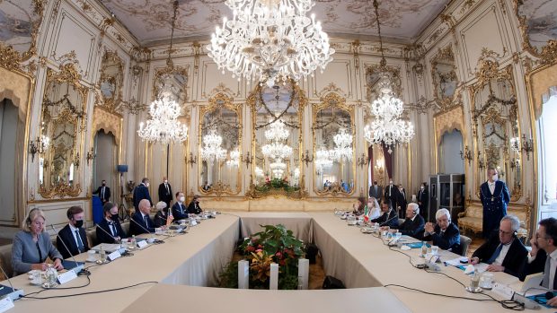 Před summitem se setkal italský prezident Sergio Mattarella s americkým protějškem Joe Bidenem