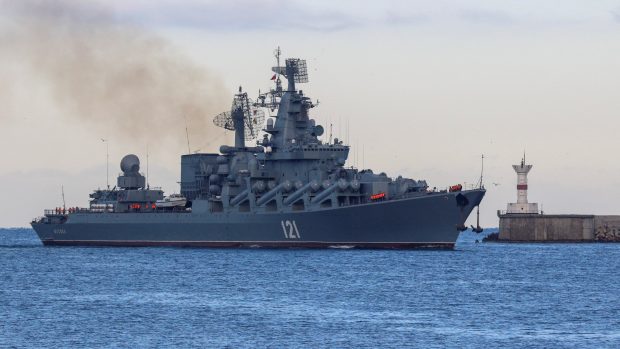 Raketový křižník Moskva na archivní fotografii z listopadu 2021 v přístavu Sevastopol na Krymu