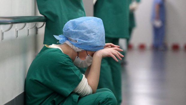 Lékaři jsou už z pandemie vyčerpaní