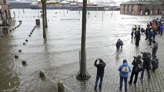 Orkán Nadia způsobil záplavy v Hamburku