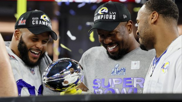 Von Miller a Aaron Donald se radují po výhře titulu v NFL