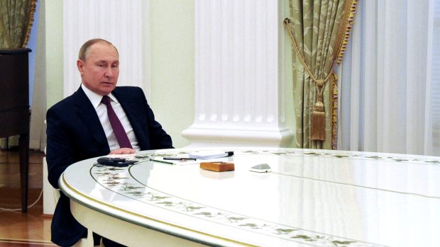 Vladimir Putin u dlouhého bílého stolu