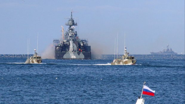Ruská flotila poblíž přístavu Sevastopolu na Krymu