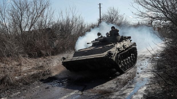 Ukrajinští vojáci v bojovém vozidle pěchoty na frontové linii poblíž Zajceve v Doněcké oblasti