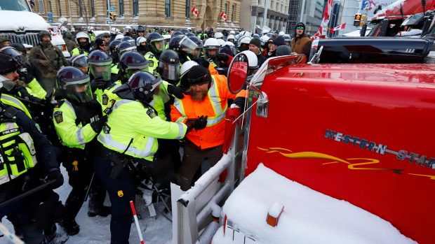 Policie už několikátým dnem pokračuje v potírání demonstrace v centru Ottawy