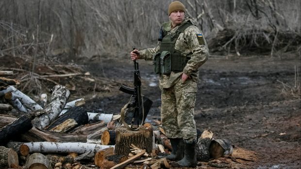 Ukrajinský voják na frontové linii poblíž města Novoluhanske v Doněcké oblasti