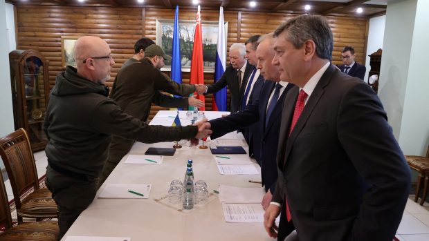 Ruští a ukrajinští představitelé se účastní vyjednávání v běloruském Brestu