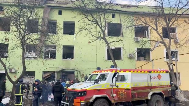 Trosky dětské nemocnice a porodnice v Mariupolu po ruském bombardování