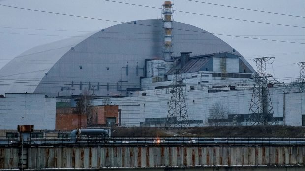 Pohled na ochranný sarkofág jaderné elektrárny Černobyl (foto z roku 2018)