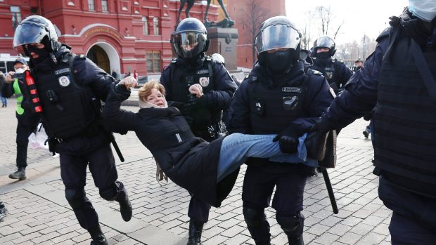 Ozbrojenci zadrželi přes 800 lidí, kteří protestovali proti ruské invazi na Ukrajinu