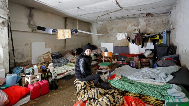 Obyvatelé obklíčeného Mariupolu musí kvůli válce žít i ve sklepních prostorech budov