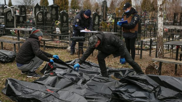 Pohřební služba prohledává a identifikuje mrtvé ve městě Buča