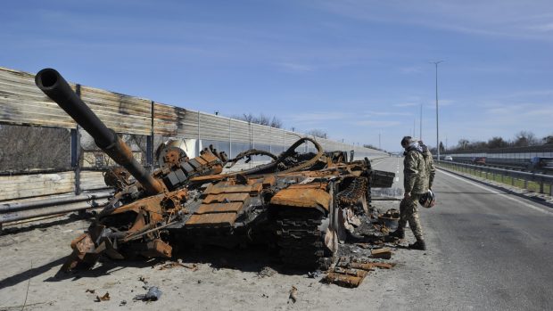 Zničený ruský tank asi 40 kilometrů před Kyjevem