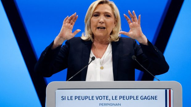 Předsedkyně strany Národní sdružení Marine le Penová má podle průzkumů ve francouzských prezidentských volbách velkou šanci