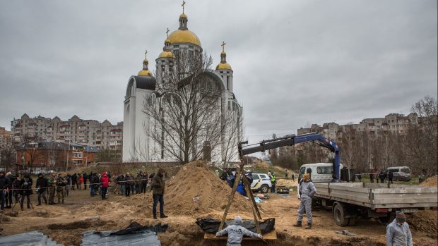 Exhumace hromadného hrobu v Buči u Kyjeva