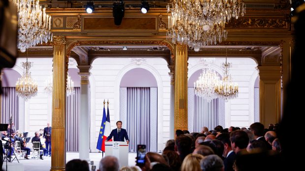 „Slibuji, že jim předám planetu, která bude lepší k životu, a Francii, která bude lepší a silnější,“ řekl Macron ve svém inauguračním proslovu.