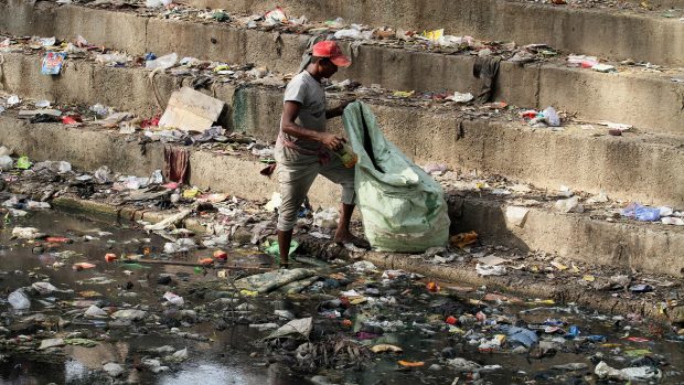 Indie chce bojovat proti rostoucímu množství plastového odpadu, který se hromadí ve městech, v řekách i podél pobřeží