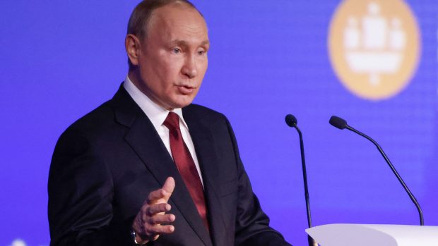 Ruský prezident Vladimir Putin na ekonomickém fóru v Petrohradu prohlásil, že skončil jednostranný světový řád, podřízený prý Spojeným státům