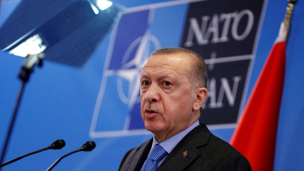 Jednání o vstupu Švédska a Finska do NATO blokovalo Turecko. Co chtělo na oplátku?